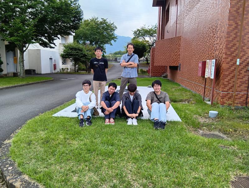バス待機中の皆さん。待ち遠しさにあふれています。