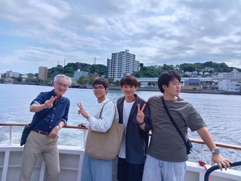 船上で横須賀の風を感じる若手達と一番テンションの高い部長。今回も若手社員の参加率が高く終始賑やかでした。