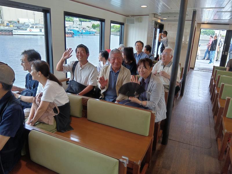 クルージング船内での引率のガイドさんと記念の1枚。1日通して案内していただき、ありがとうございました!
