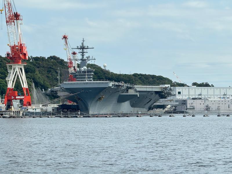今回の軍艦クルーズでの1番の目玉、原子力空母ジョージ・ワシントン。船内アナウンスでも述べられていましたが、かなりのレア体験でした。