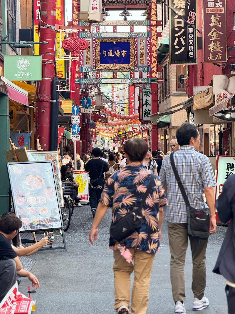 横浜中華街のワンシーン。例年、集団行動が多いため、こうした自由に散策する機会は新鮮でした