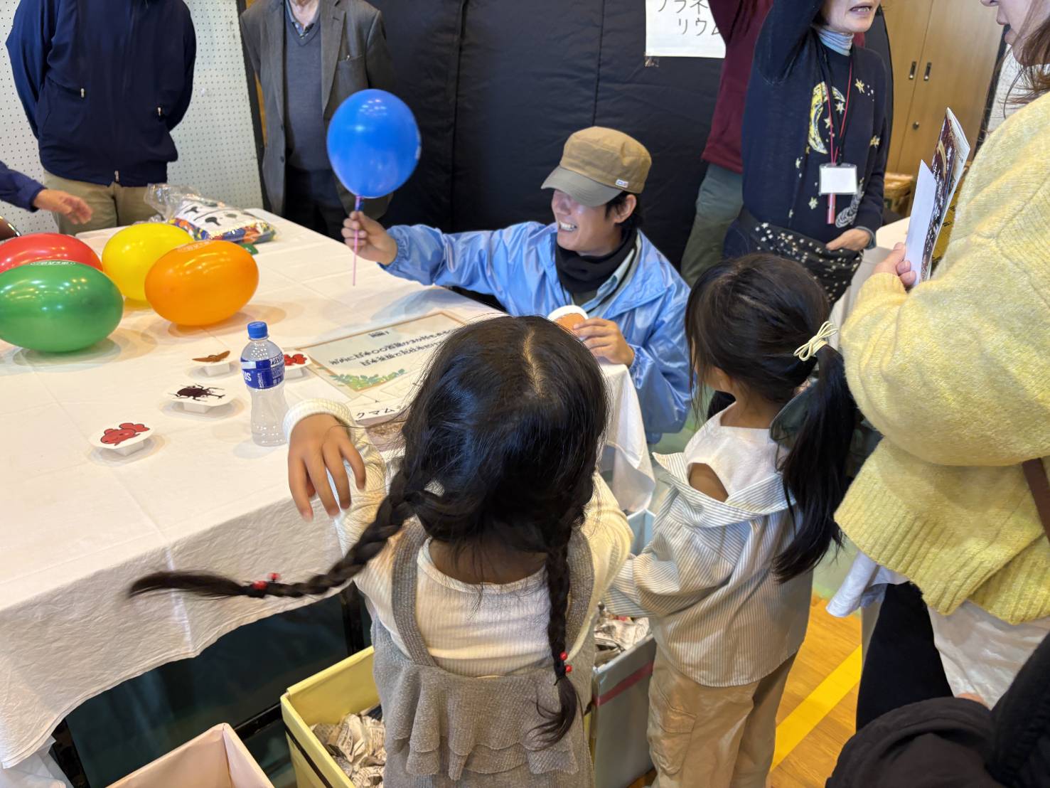ブース内では特別にふうせんプレゼントを行い、大賑わいに。