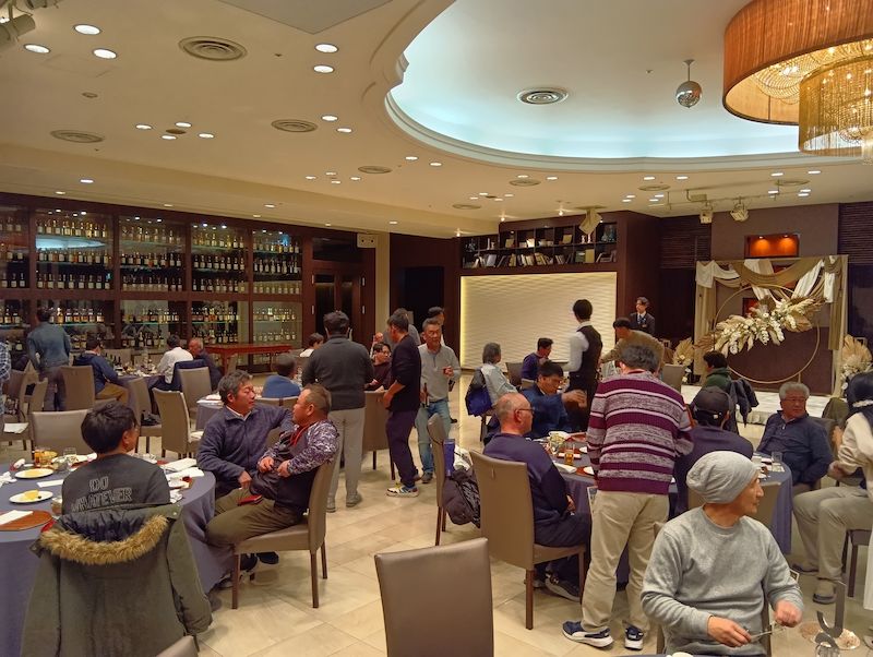 会場風景その1。皆さん思い思いに飲食と歓談を開始します。