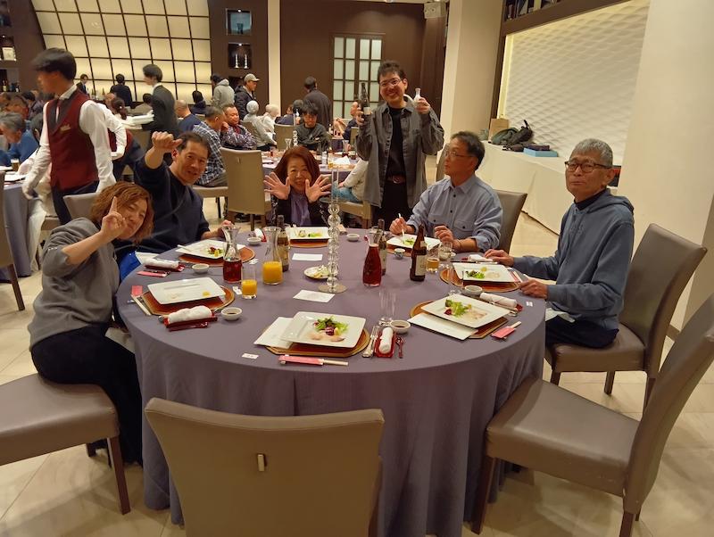 会場風景その2。美味しい料理とお酒にテンションが上がるテーブルの皆さん。