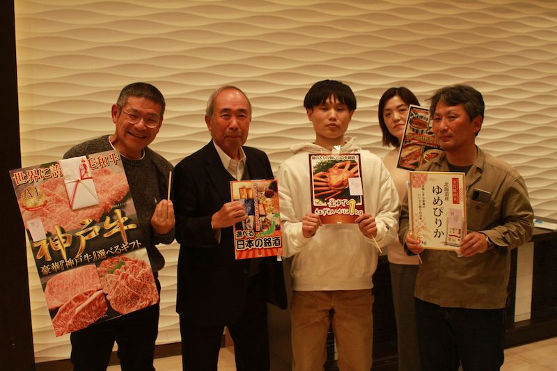 毎年恒例のくじ引きで豪華景品が当選した皆さん。肉!酒!米!