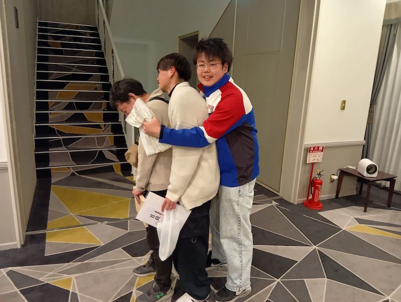 会場風景その3。会場を飛び出す仲良し三人組。普段は見られない楽しい交友関係と出会えるのも忘年会の良いところ。