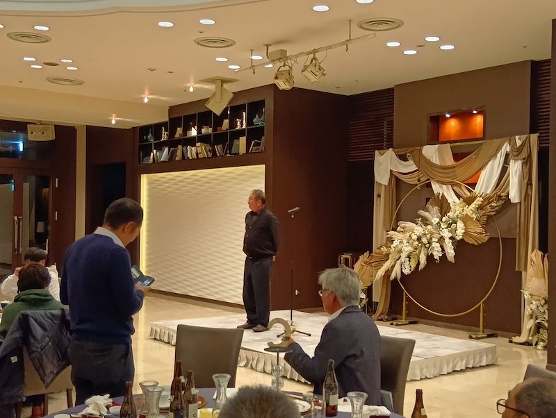 完全に出来上がっている部長による閉会の挨拶(1年ぶり2度目)声がでかいのでマイクも必要ありません。