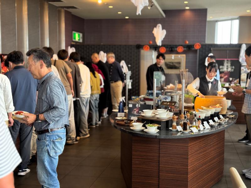 ビュッフェ会場の様子。当日はハロウィンイベント開催中でカボチャのお菓子等が追加され賑わっていました。