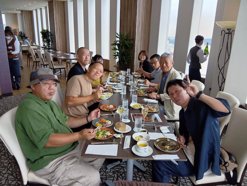社長を囲んで記念の1枚。皆さん良い笑顔です。