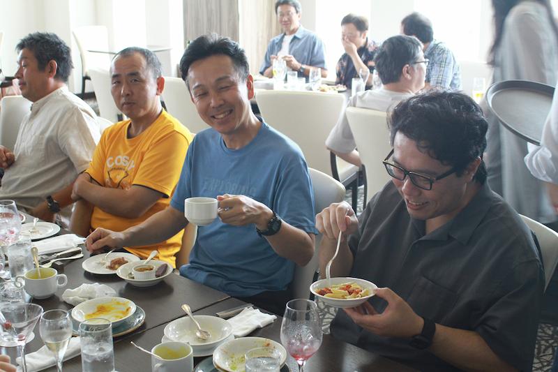 デザートと食後のコーヒーの様子。まるで爽やかな朝のよう。