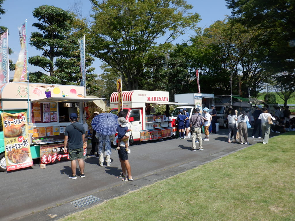 会場内には屋台やショッピングカーが集まりお祭り気分も満点。