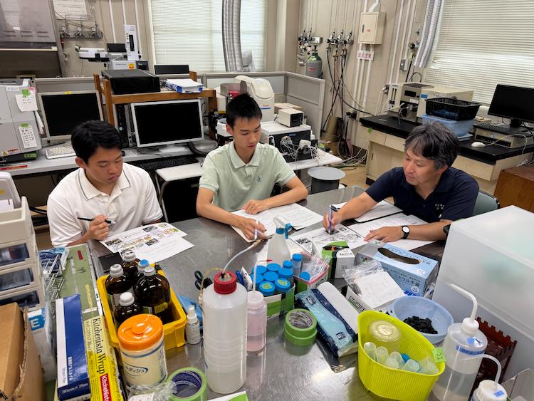 主に環境部で分析業務の補助として活動するため、まずは座学から。