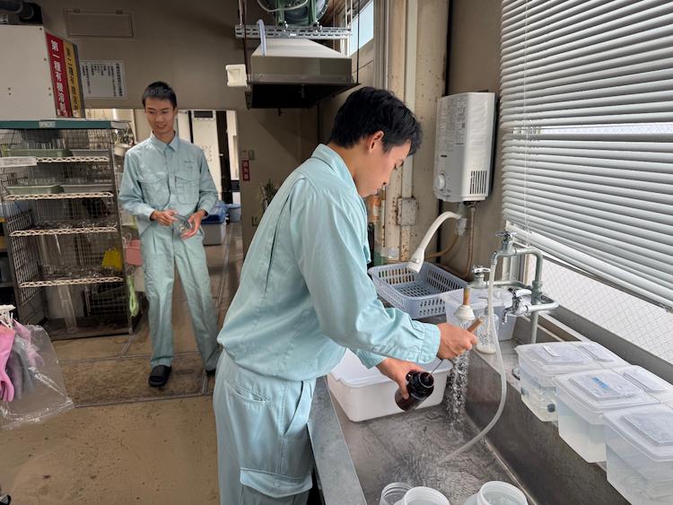 作業着に着替え、道具の清掃、メンテナンスを通して基礎を学びます。