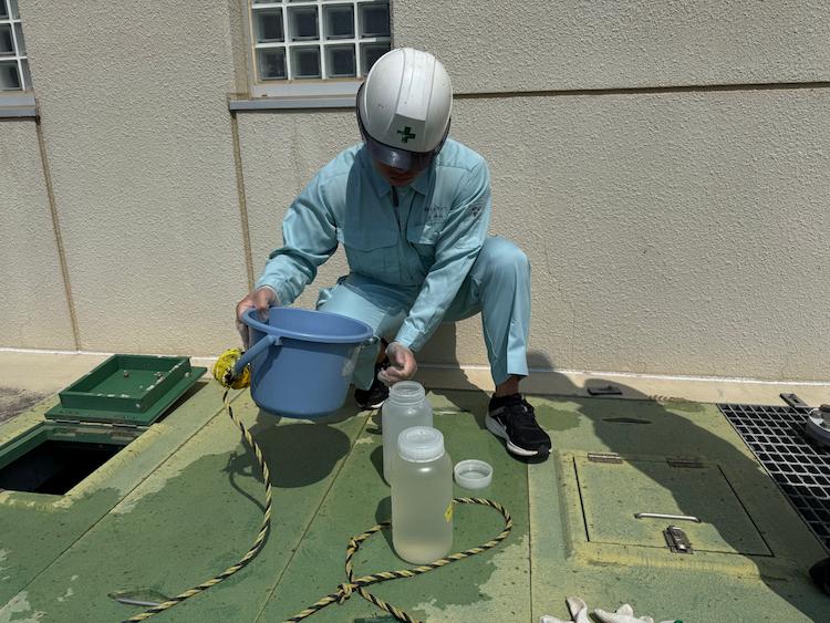 採水体験。ここで採水した処理水は次の日に自身で分析に使用します。