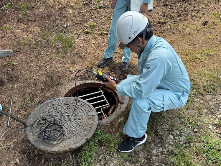 マンホール点検現場に同行。今回、危険作業は行いませんが、現場では必ず行う酸素・硫化水素等の濃度測定を体験