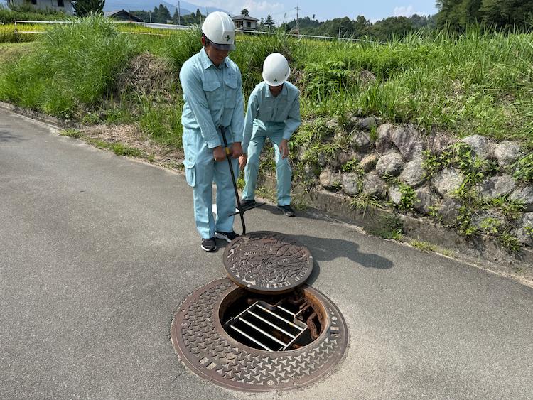 マンホールの開閉を体験。身近でありながら、メイキョーでのインターンでなければ一生行うことはないであろう作業です。